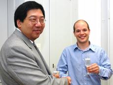 Peter Chen, Vizepräsident für Forschung an der ETH Zürich, gratuliert Stefan Tuchschmid, CEO von VirtaMed, zur Firmengründung.