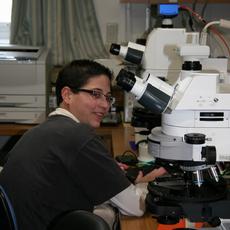 France Girault am Mikroskop auf dem IODP-Forschungsschiff Chikyu. Bild: JAMSTEC/IODP