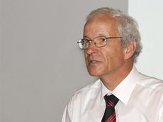 Ralph Eichler, President of ETH Zurich, addressing a meeting on the revised Organisational Regulations.
