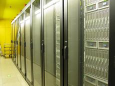 Eine Reihe wassergekühlter Racks des Supercomputers Brutus. (Bild: ID/ETH Zürich)