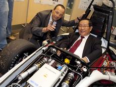 Für einmal selbst hinter dem Steuerrad: Wan Gang, der chinesische Minister für Wissenschaft und Technologie, in der Bolide „Formula Hybrid“. (Bild:Markus Senn)