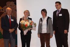 SFIAR-Präsident Padruot Fried mit Silvia Dorn, Ine Schmale und Guido Velten (v.l.) aus dem Team des Gewinner-Projektes. (Foto: SFIAR)