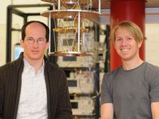 Andreas Wallraff and his postdoc Stefan Filipp in front of the equipment, with which they want to link electronic quantum mechanical systems with atomic quantum mechanical systems. (Image: P. Rüegg/ETH Zürich)