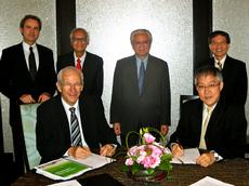 At the signing of the contract: ETH Zurich President Ralph Eichler and Francis Yeoh, CEO of the National Research Foundation (NRF) (front, l. to r.), with Gerhard Schmitt, Professor of Information Architecture and designated Director of the Singapore ETH Centre (SEC); Lui Pao Chuen, Professor of Engineering Sciences at the National University of Singapore (NUS); Tony Tan, Chairman of the National Research Foundation (NRF); Teo Ming Kian, Permanent Secretary, Prime Minister’s Office (back, l. to r.). (Photo: ETH Zurich)