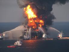 Die Katastrophe nimmt ihren Anfang: Die Ölförder-Plattform «Deepwater Horizon» ist explodiert und steht in Flammen. (Bild: U.S. Coast Guard)