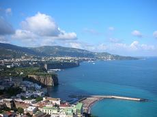 Metropolen entlang der europäischen Küsten könnten in Zukunft besonders unter Hitzewellen leiden. Blick über Neapel. (Bild: peachy6 / Flickr)