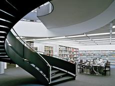 Die Baubibliothek auf dem Campus Science City: Seit neustem beherbergt sie nicht nur Bücher und Magazine, sondern auch Materialien zum anfassen. (Bild: Georg Aerni)