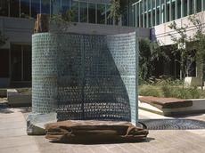 Die legendäre Kryptos-Skulptur des Künstlers Jim Sanborn vor der Zentrale des US-Geheimdienstes: Nicht einmal die CIA kennt die Lösung der verschlüsselten Botschaften. Erst drei von vier wurden bisher geknackt. (Bild: Jim Sanborn/Wikipedia)