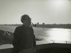 Max Frisch in typischer Pose, 1972 bei einer Amerikareise. (Bild: Jürgen Becker/Max Frisch-Archiv, Zürich)