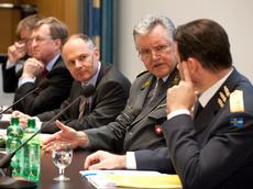 Der Schweizer Divisionär Jean-Pierre Badet in Diskussion mit Dennis Gyllensporre von der schwedischen Armee. (Bild: zVg MILAK)
