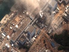 Das Satellitenbild vom 14.3.2011 zeigt Schäden, die am Fukushima-Dai Ichi-Kraftwerk entstanden sind. Das Bild wurde drei Minuten nach einer Explosion im Kraftwerk aufgenommen. (Bild: DigitalGlobe-Image / Flickr.com)