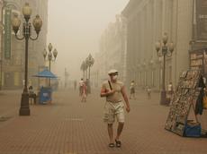 Die Waldbrände in Russland im Sommer 2010 führten zu schweren Luftverschmutzungen. Ein Passant in Moskau schützt sich mit Atemmaske. (Bild: flickr)