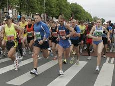 Auch wenn die Sportler ins Schwitzen kommen, ihre funktionale Kleidung, versetzt mit antibakteriellen Chemikalien oder Nanosilber-Partikeln, sollten weniger gewaschen werden. (Bild: Nordea Riga Marathon/flickr)