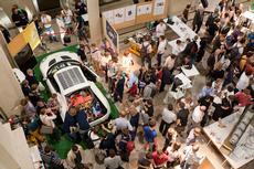 Students and visitors are interested in how the sporting “SunCar” can run on solar energy. (Photo: Tom Kawara / ETH Zurich) (Gallery)