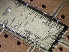 Fotografie des supraleitenden 3-Qubit-Prozessors, montiert und verbunden mit einer Hochfrequenz-Leiterplatte aus Kupfer. (Bild: Quantum Device Lab / ETH Zürich)