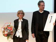 Annette Gigon und Mike Guyer bei der Übergabe des Tageslicht-Awards. (Bild Velux Stiftung)
