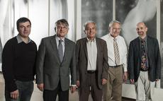 ETH-Professor Klaus Ensslin (rechts im Bild) ist Mitorganisator der Tagung und hat die vier Nobelpreisträger Kostya Novoselov, Klaus von Klitzing, Albert Fert und Richard Ernst (v.l.n.r.) mit an die ETH Zürich geholt. (Bild: Oliver Bartenschlager/ETH Zürich)