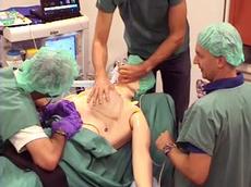 Ein Ärzteteam simuliert bei einem Dummy am Universitätsspital Zürich eine Anästhesie (Standbild aus einem Video). (Bild: Institut für Anästhesiologie / Universitätsspital Zürich)