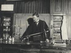 Nobelpreisträger Hermann Staudinger arbeitet im Labor - das Bild stammt aus dem Jahre 1917. (Bild: Bildarchiv / ETH-Bibliothek Zürich)