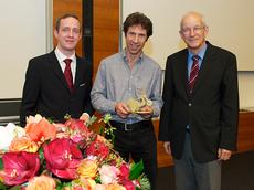 Der Mathematiker Peter Bühlmann (M.) wurde mit dem «Goldenen Dreirad» ausgezeichnet. ETH-Präsident Ralph Eichler (r.) und AVETH-Vertreter Martin Sack (l.) freuen sich mit ihm darüber. (Bild: Heidi Hostettler)