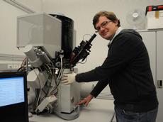 Philip Moll am Ionenstrahl-Mikroskop. (Bild: Peter Rüegg / ETH Zürich)