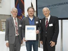 Donator Max Rössler (links) überreichte Olivier Voinnet am «Thanks Giving»-Anlass der ETH Foundation den Rössler Preis. Die Laudatio hielt ETH-Präsident Ralph Eichler (Bild: Heidi Hostettler/ETH Zürich).