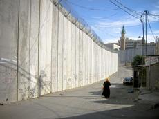 Sinnbild für die grosse soziale Distanz zwischen Israelis und Palästinensern: Die Mauer, die auch Jerusalem durchzieht, riegelt die Territorien hermetisch voneinander ab. (Bild: André / flickr.com)