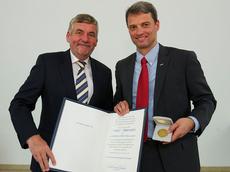 Prof. Andreas Hierlemann (rechts) anlässlich der Preisverleihung am 25. November 2011. (Bild: Jose Poblete / Dechema)