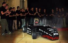 Das Konstruktionsteam des Akamdemischen Motorsportvereins präsentiert stolz seinen Rennwagen