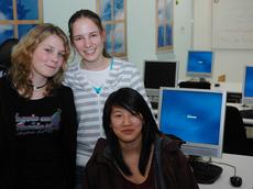 Haben viel gelernt: Kantonsschülerinnen Anita, Silvia und Vivian (v.l.n.r.) an den „Hands on Particle Physics Masterclasses“.