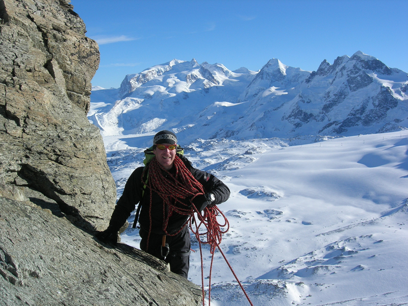 Jan Beutel hat ein Arbeitsplatz mit Aussicht: Gegenüber der neuen Monte Rosa Hütte erfordert die Installation der Permafrost-Sensoren bergsteigerisches Können.