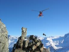 Mit dem Helikopter werden Material und Personen für das Projekt PermaSense auf das Matterhorn geflogen.