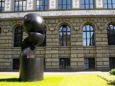 Die Skulptur «Volume 18» von Gottfried Honegger an ihrem neuen Standort vor der Sgraffito-Fassade des ETH Hauptgebäudes in der Tannenstrasse. (Bild: Thomas Langholz/ETH Zürich)