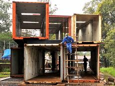 Mit dem Material bauen, das man zur Verfügung hat: Die ETH entwickelt in Äthiopien neue städtebauliche Konzepte. Die Container dienen als Ausstellungsfläche am neuen Architekturinstitut in Addis Abeba. (Bild: Benjamin Stähli / ETH Zürich)