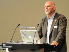 Craig Venter will die Evolution in die eigenen Hände nehmen. Nur mit selbstentwickelten Organismen könne die Menschheit die grossen Herausforderungen der Zukunft bewältigen. (Bild: Peter Rüegg/ETH Zürich)