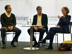 Corine Mauch, Stadtpräsidentin von Zürich, Moderator Rolf Probala und ETH-Professor Nicolas Gruber (l.) am Science Talk. (Bild: Iwona Eberle / ETH Zürich)