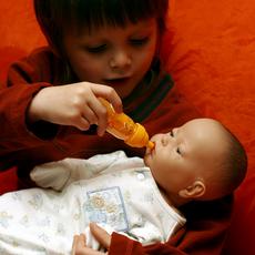 Kein Kinderspiel: Babys nehmen über die Nahrung aus Plastikfläschchen viel Bisphenol A auf. (Bild: Sean Dreilinger / flickr.com)