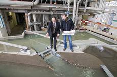 VAW-Ingenieur Peter Seitz (l.) und der Leiter der Forschungsgruppe Flussbau Volker Weitbrecht beobachten die Strömung im Modell Hänggelgiessen. (Bild: VAW / ETH Zürich)
