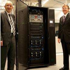 Prof. Ralph Eichler, Präsident der ETH Zürich, und Dr. John Kelly, Senior Vice President IBM Research, präsentieren den in Betrieb genommenen Aquasar an der ETH. (Foto: Michael Lowry, IBM Research – Zurich)