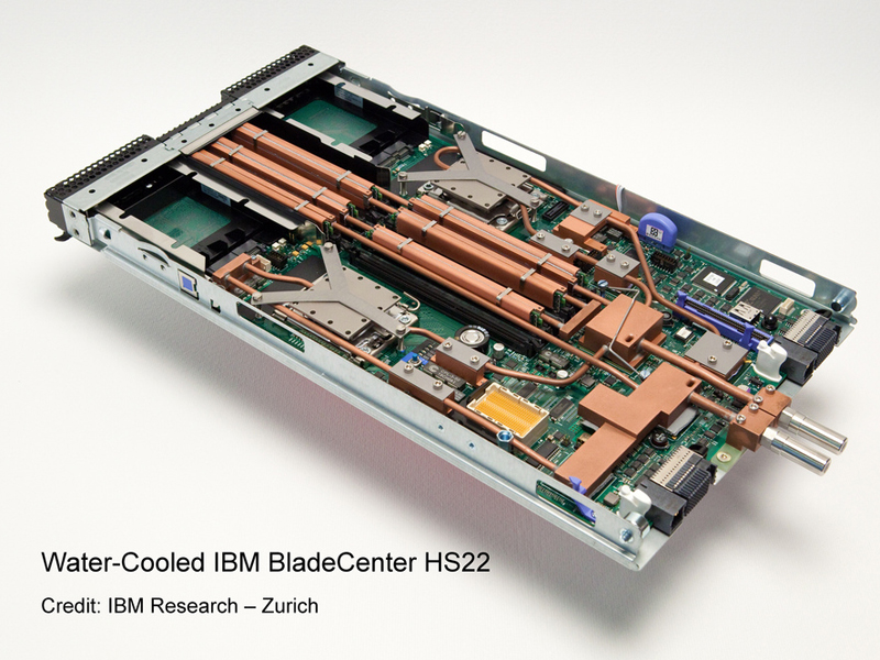 Ansicht eines wassergekühlten IBM BladeCenter® Server HS22 mit Wasserleitungen und den Kühlkörpern für die Speichereinheiten (längliche Elemente) und für die Prozessoren (graue Elemente mit Y-Klammern). Die beiden Prozessoren werden durch leistungsfähige Mikrokanalkühler gekühlt, die die Wärme effizient durch haarfeine Wasserkanäle abführen. (Foto: IBM Research – Zürich)