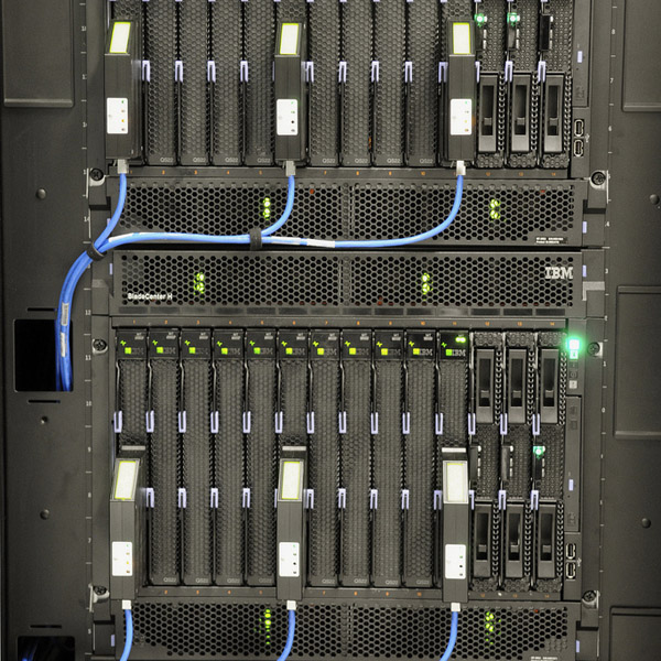 Für genaue Untersuchungen über die Leistungsfähigkeit der Heisswasserkühlung sind mehrere IBM BladeCenter® Server mit umfassender Sensorik ausgestattet (im Foto durch die blauen Kabel erkennbar).(Foto: ETH Zürich)