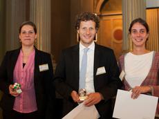 Die strahlenden Sieger: Anja Hänzi, Thomas Helbling und Marta Bally (v.l.n.r.), teilen sich den erstmals von der ETH Zürich verliehenen MRC-Preis. (Bild: Philippe Arnez/ ETH Zürich)