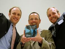 Christian Dönitz, Lino Guzella und Christop Voser erhalten den «KPMG Inspiration Grant» für ihren Pneumatischen Hybridmotor. (v.l.) (Bild: KPMG)