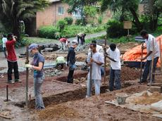 Die Baustelle des SUDU-Projektes. Hier bauen äthiopische und Zürcher Studenten gemeinsam ein nachhaltiges Haus aus gestampftem Lehm. (Bild: Lindsay Howe / ETH Zürich)