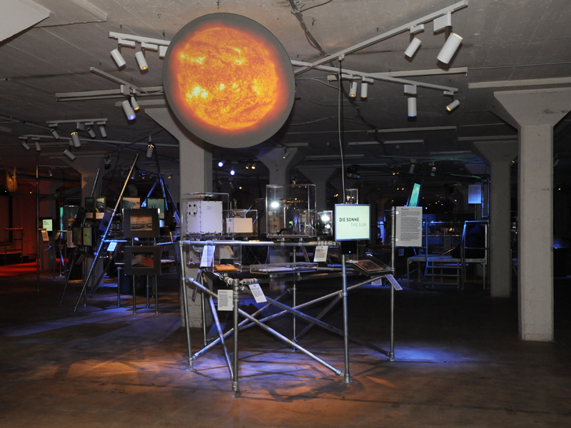 Messgeräte, Wetteraufzeichnungen und Video-Monitore, hier zum Thema Sonne, sind im zweiten Teil der Ausstellung zu sehen. (Bild: Claudia Hoffmann / ETH Zürich)