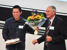 Lian Pin Koh erhält von SFIAR-Präsident Padruot Fried den Preis für seine Forschungsleistung. (Bild: flickr.com / tropentag)