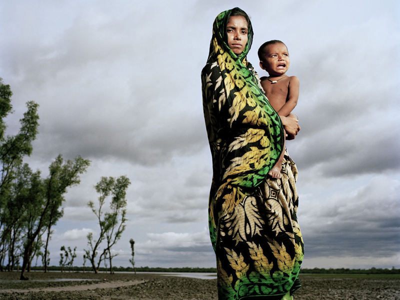 Hosnara Khatum, 22, mit Sohn Chassan, Sora, Gabura, Bangladesch. (Bild: Mathias Braschler / Monika Fischer)