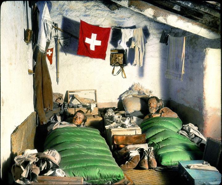 Augusto Gansser (links) und Arnold Heim im Schlafsack auf der Himalaja-Expedition von 1936 im Standquartier Milam. (Bild: ETH-Bibliothek Zürich, Bildarchiv)