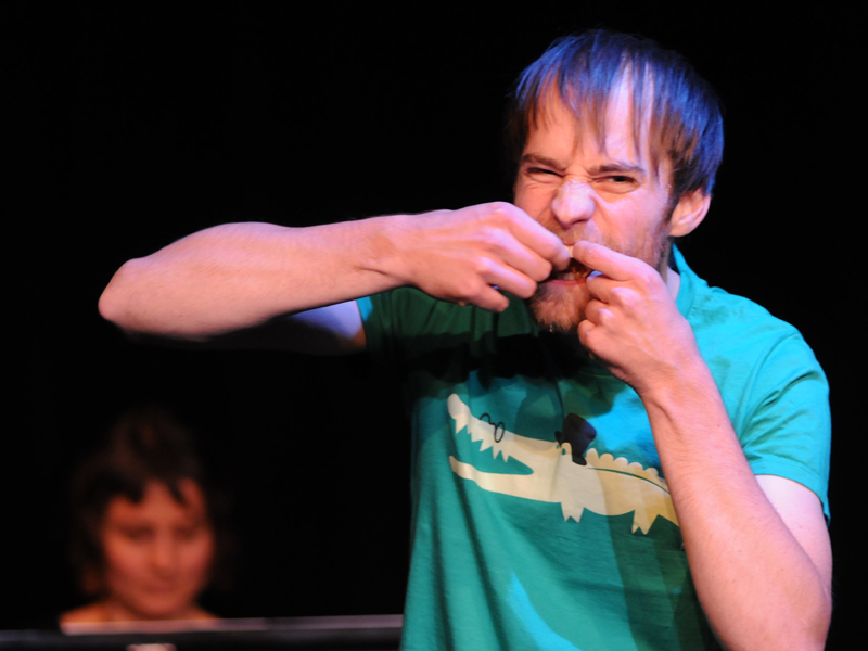 Gibt es ein Problem mit dem Zahnfleisch? Der Improsant Rafael Haldenwang versucht, Gegner und Publikum zu beeindrucken. (Bild: Peter Rüegg / ETH Zürich)