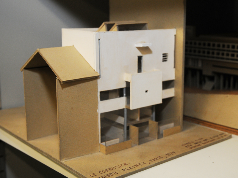 Nur wenige Modelle, wie dieses Haus von Le Corbusier, stehen in Vitrinen. Die meisten lagern in Kartons, da sie empfindlich und schlecht zu konservieren sind. (Bild: Claudia Hoffmann / ETH Zürich)